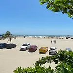 Amplia casa con piscina a 40 mts de playa en Castillo Grande